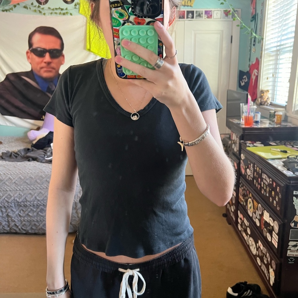 Black v-neck tee